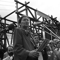 Simone Veil au camp de concentration de Natzweiler-Struthof (aujourd’hui en France) le 19 mai 1985