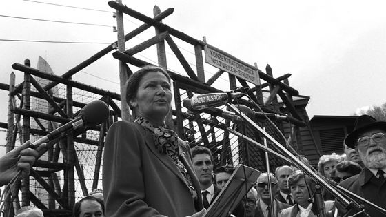 Simone Veil au camp de concentration de Natzweiler-Struthof (aujourd’hui en France) le 19 mai 1985 ©Getty - Dominique GUTEKUNST / Contributeur
