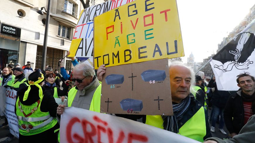 Un "gilet jaune" dénonçant l'âge pivot dans la manifestation parisienne du 4 janvier 2020.