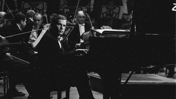 Glenn Gould joue le premier concerto de Brahms sous la direction de Leonard Bernstein