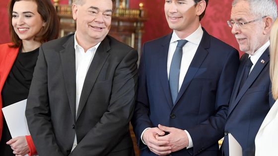 Le chancellier autrichein Sebastian Kurz (33 ans) avec ses alliés écologistes lors de la prestation de serment du nouveau gouvernement ©AFP - ROLAND SCHLAGER / APA / AFP