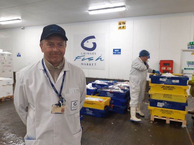 Martyn Boyers dans la salle de vente aux enchères de poisson