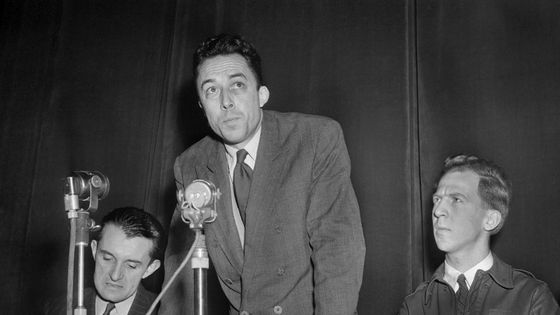 L'écrivain Albert Camus à un meeting en 1948 à Paris en compagnie de l'activiste américain Garry Davis (droite), initiateur du mouvement "Citizens of the world", et de l'écrivain Vercors (gauche) ©AFP
