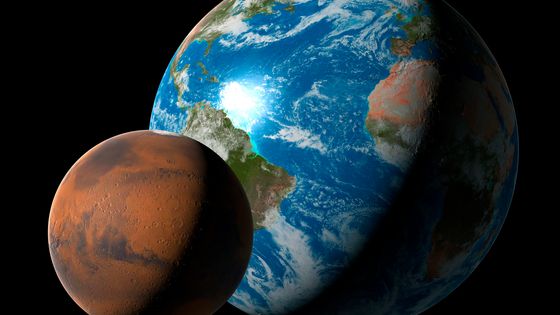 Illustration informatique comparant la taille de Mars (à gauche) à celle de la Terre. ©Getty - MARK GARLICK/SCIENCE PHOTO LIBRARY