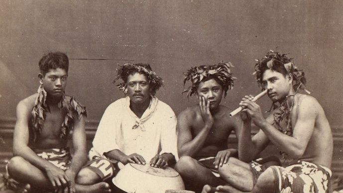 Jeunes Tahitiens vers 1870 : à droite, un joueur de Vivo, flûte nasale traditionnelle polynésienne