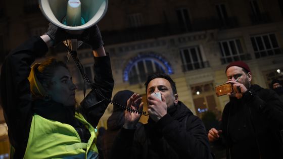 Des manifestants devant les Bouffes du Nord à Paris ©AFP - Lucas BARIOULET