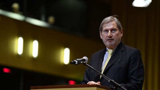 Dissonance européenne : le Commissaire au budget autrichien Johannes Hahn doit trouver un consensus sur une proposition de hausse des contributions, ce que l'Autriche et 6 autres Etats refusent. ©AFP - John Tys