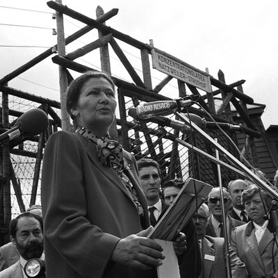 Simone Veil au camp de concentration de Natzweiler-Struthof en France, le 19 mai 1985. Crédit : Gamma-Rapho via Getty Images