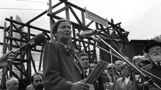 Simone Veil au camp de concentration de Natzweiler-Struthof en France, le 19 mai 1985. Crédit : Gamma-Rapho via Getty Images ©Getty - Dominique GUTEKUNST