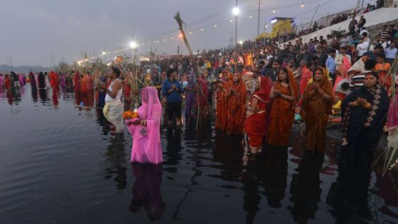 NEW DELHI,INDIA-NOVEMBER 14: Devotees perform Chhath Puja rituals on the Yamuna river, at Kalindi Kunj, in New Delhi. ©Getty - Photo by Pankaj Nangia/India Today Group/Getty Images