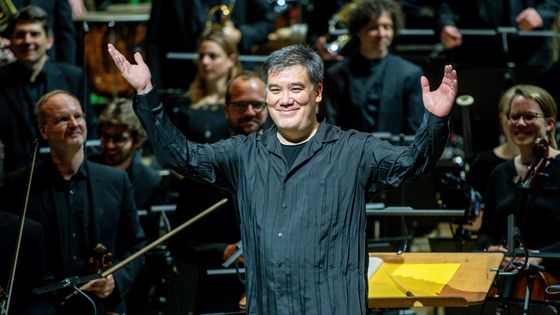 Alan Gilbert dirigeant la philharmonie de l'Elbe à Hambourg, le 08/04/2019 - Classique info du 17/01/2020 ©Getty - Axel Heimken/picture alliance