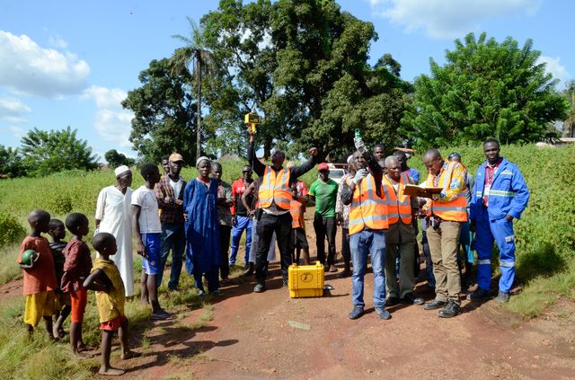 Mesure des microparticules de poussières au bord d’une route minière. De gauche à droite, en gilet orange, Mouktar Keïta, du LAE, Mory 2 Konaté, du LAE, Talibé Diallo, directeur préfectoral de l’environnement de Boké, et Aboubacar Kaba.