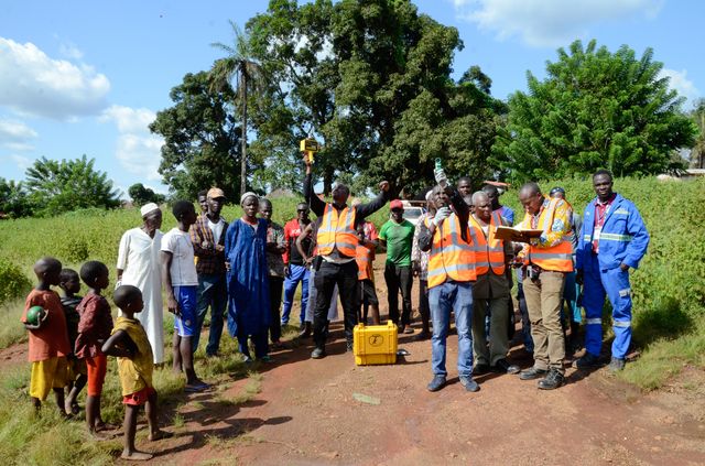 Mesure des microparticules de poussières au bord d’une route minière. De gauche à droite, en gilet orange, Mouktar Keïta, du LAE, Mory 2 Konaté, du LAE, Talibé Diallo, directeur préfectoral de l’environnement de Boké, et Aboubacar Kaba. 