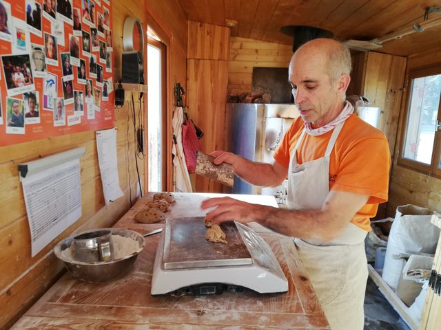 Guillaume Dubourg dans sa boulangerie itinérante