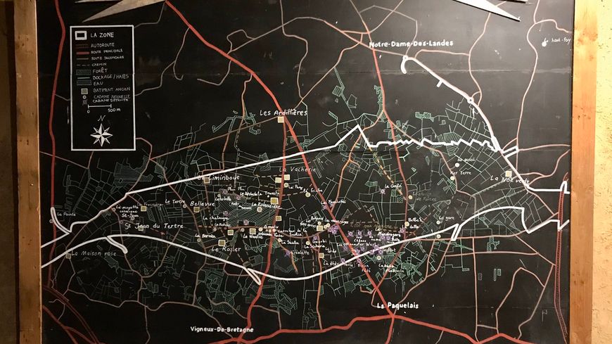 À l’accueil de La Rolandière, la carte de la ZAD recense les bâtiments, avant et après l’opération d’expulsion