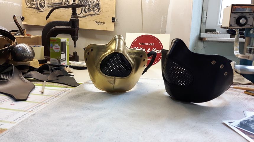 Deux des modèles de masques de moto de Gilles Signoret parmi les plus appréciés .