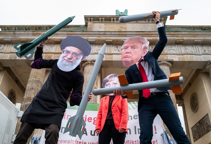 Des manifestants pacifistes portent des masques du Guide de la Révolution d'Iran Ali Khamenei, et de Donald Trump, à Berlin, le 11 janvier 2020.