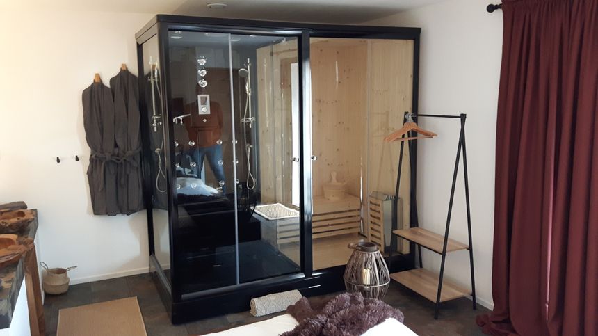 Toutes les chambres sont équipées de douche multijets massantes et sauna un esprit de prestige et de bien être