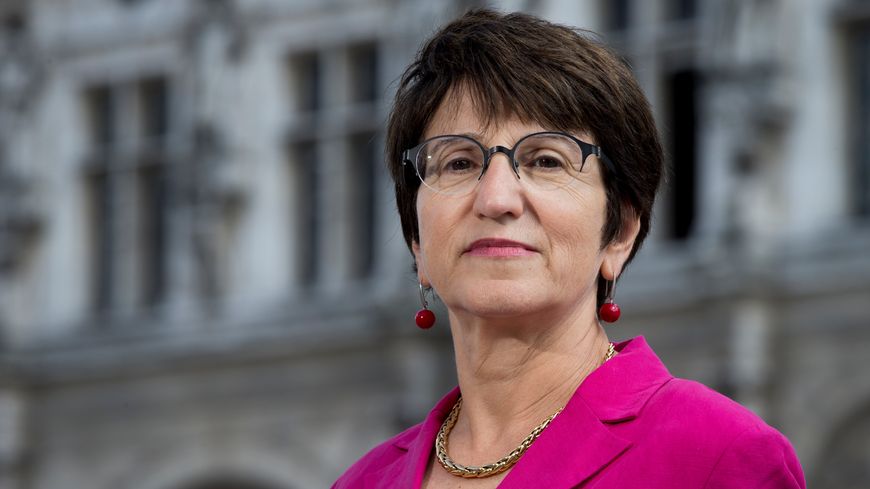 Dominque Versini est adjointe à la mairie de Paris chargée des solidarités, de la lutte contre l'exclusion, de l'accueil des réfugiés et de la protection de l'enfance.