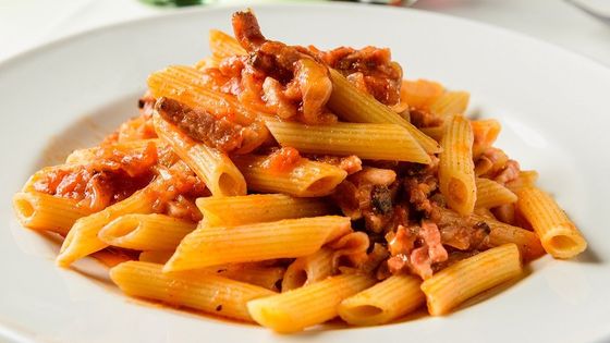 Des macaronis, des lardons, de la tomate, du gruyère rapé...