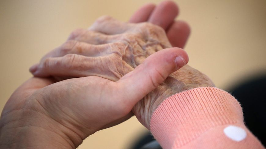Les femmes vivent en moyenne 6 ans de plus que les hommes.