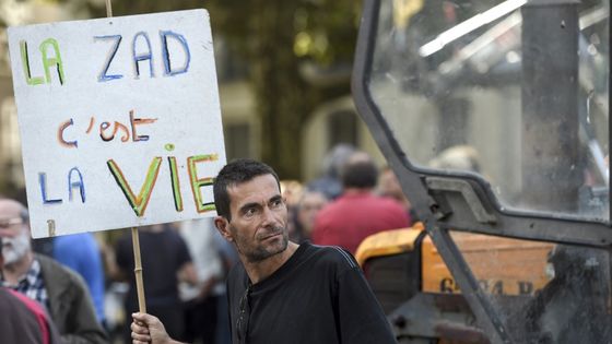 Un manifestant lors d'un rassemblement de soutien aux zadistes devant la préfecture de Nantes en octobre 2018 ©AFP - Sebastien Salom Gomis