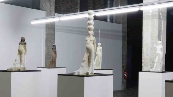 "Impressions, après Degas" (2019).Vue de l'installation (séries de 12 impressions 3D -35 x 20 x 70 cm chacune- en céramique, parfums) - Antoine Renard