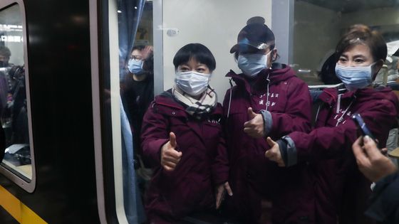 Vos questions sur le coronavirus chinois. Ici à Shanghai, des travailleurs médicaux en partance pour Wuhan, foyer de l'épidémie. ©AFP - Ding Ting / XINHUA