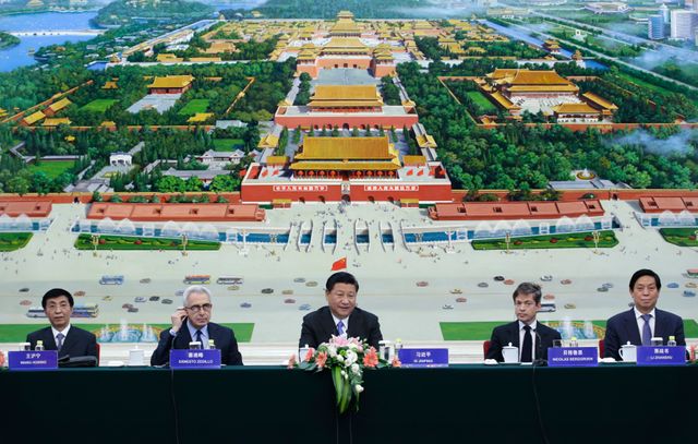 Le président chinois Xi Jinping (au centre) avec Nicolas Berggruen (2e à droite), lors d'une conférence à Pékin, le 3 novembre 2015.