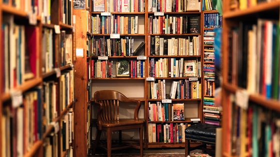 Les rayonnages d'une librairie ©Getty - Georgeclerk