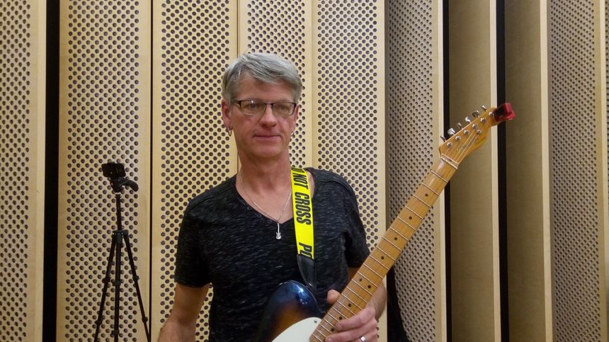 Berti, à la guitare, sur La Nouvelle Scène Bleu Poitou