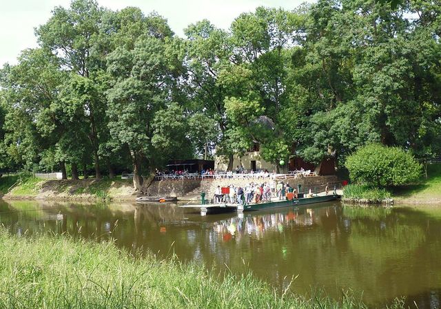 Petit bac qui permet d'accéder à l'ïle Saint-Aubin, située à Angers