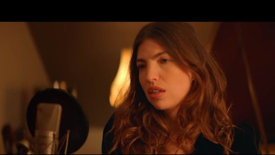 La chanteuse Clou avec "Rouge", son nouveau single. - Capture d'écran/Youtube/Clouofficiel