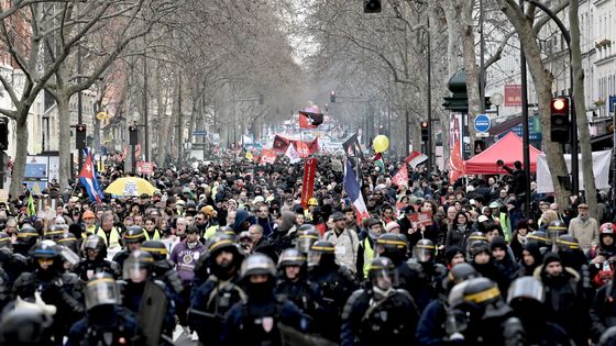 Forces de l'ordre et manifestants, dans le cortège parisien du 11 janvier 2020. ©AFP - Lionel Bonaventure