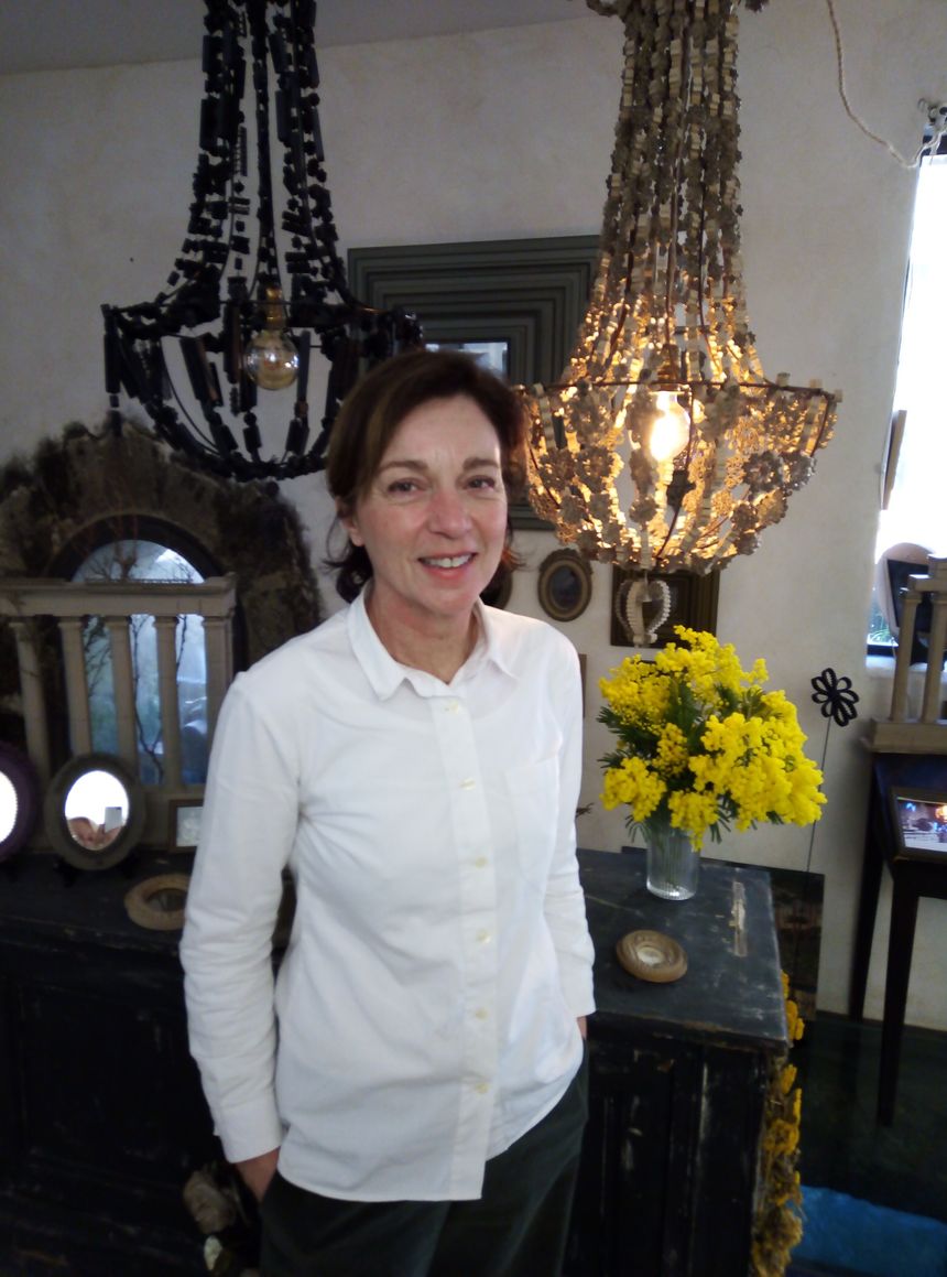 Cécile Chappuis et ses luminaires à pampilles.