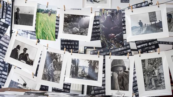 Photos de Gilles Caron dans le film "Histoire d'un regard" de Mariana Otero - ©Jérôme Prébois Archipel