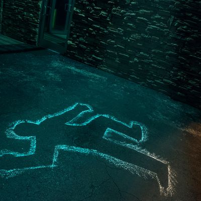 Contour à la craie du corps de la victime sur un trottoir