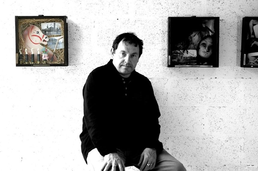 Michel Amelin avec deux de ses boîtes judiciaires