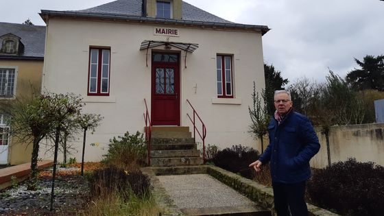 Henri Boivin ne réunira plus dans deux mois son conseil municipal dans sa toute petite mairie ©Radio France - Mathilde Dehimi