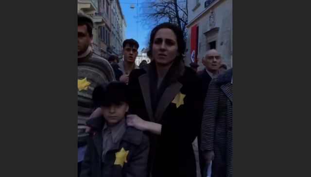 Sur une story, format vertical, des figurants sont montrés en train d'être déportés.