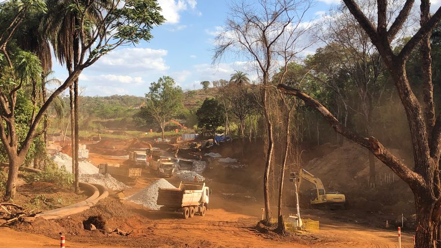 les engins de chantier s'activent jour et nuit depuis 1 an pour "nettoyer" la zone Parque de Cachoeira