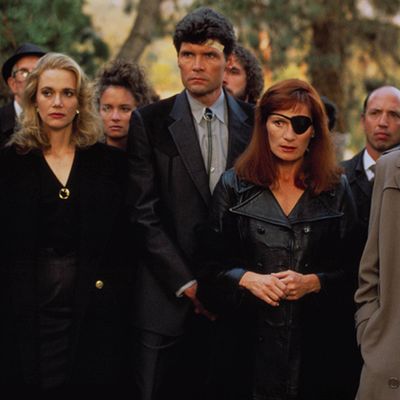 La série connaît deux saisons diffusées pour la première fois sur la chaîne ABC du 8 avril 1990 au 10 juin 1991, et une troisième saison diffusée sur Showtime à partir du 21 mai 2017. Allociné
