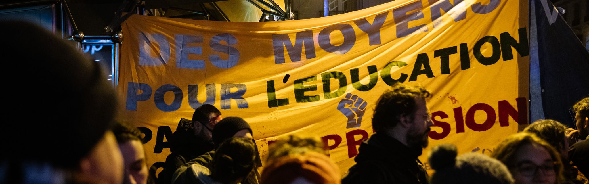 Des enseignants ont manifesté ce 8 janvier devant le siège français du fonds de pension BlackRock, à Paris