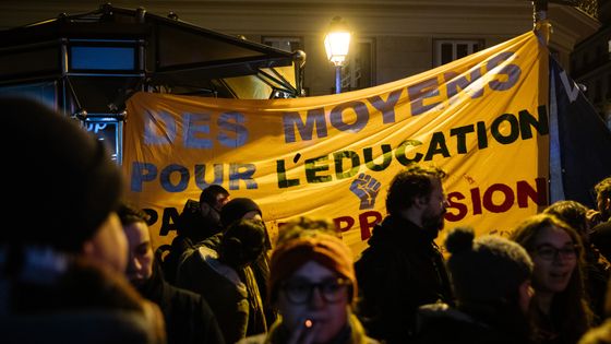 Des enseignants ont manifesté ce 8 janvier devant le siège français du fonds de pension BlackRock, à Paris ©AFP - Marie Magnin / Hans Lucas