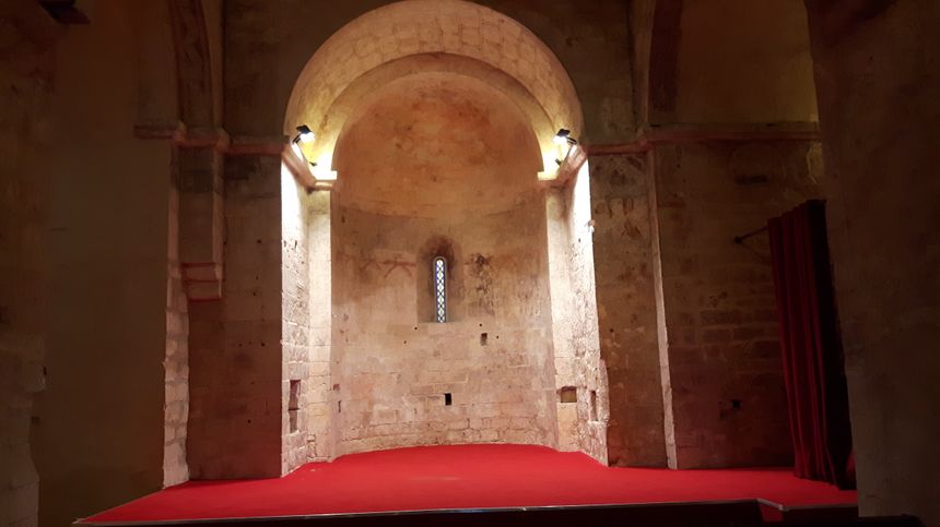 l'intérieur de la chapelle transformé désormais en salle de spectacle et de théâtre