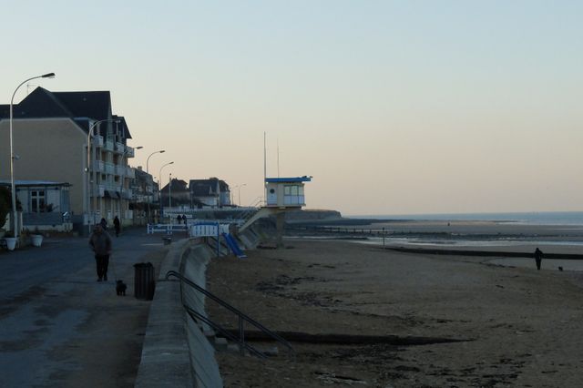 La petite commune de Lion-sur-Mer, 2 400 habitants, est située sur la côte de Nacre, à 5km du port de Ouistréham, d'où partent les ferries à destination de l'Angleterre.