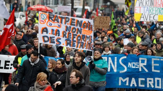 Des manifestants défilent contre la réforme des retraites, le 4 janvier 2020 à Paris. ©AFP - François Guillot