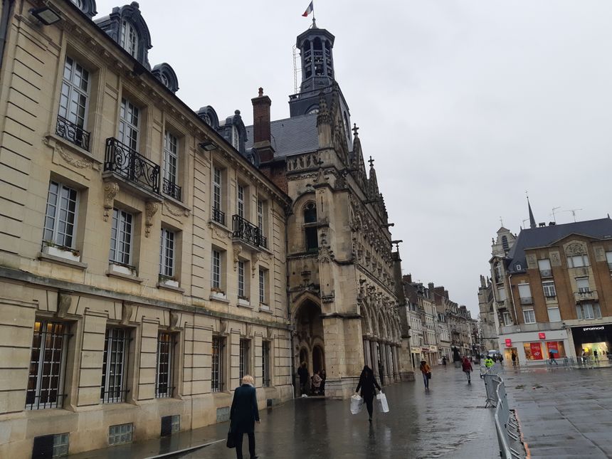 place de l'hôtel de ville St Quentin
