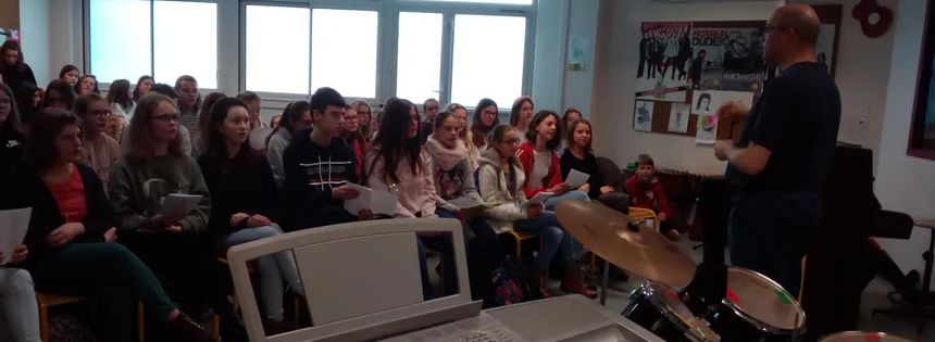 Les élèves de la chorale en train de répéter