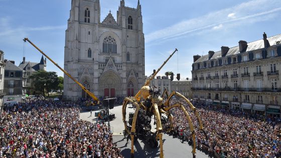 Kumo, araignée mécanique créée par Les Machines de l’île de Nantes, présentée au public dans le centre-ville de Nantes face à la cathédrale le 8 juillet 2016. ©AFP - LOIC VENANCE